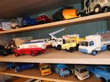 de nombreux types différents de camions miniatures sur une étagère