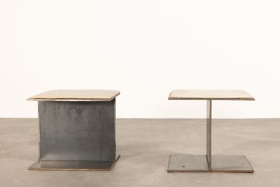 paire de tables d'appoint en béton et en acier avec des pieds carrés
