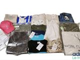 un lot de vêtements posés sur une table