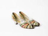 un gros plan sur une paire de chaussures pour femme posée sur une surface blanche
