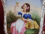 un vase avec la photo d'une femme dessus