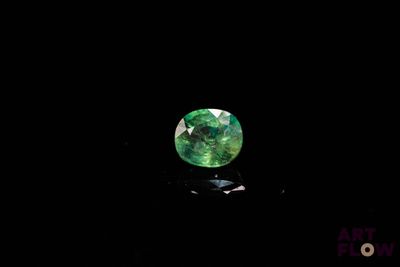 une tourmaline verte sur fond noir