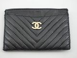 un sac à main noir avec un logo doré sur le devant