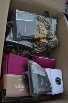 une boîte en carton remplie de nombreux types de bagages différents