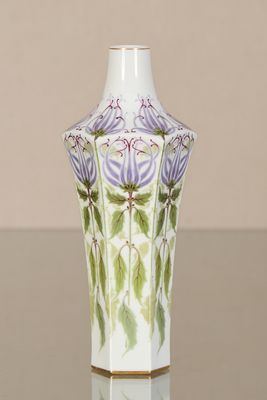 une image représentant un vase orné de fleurs violettes