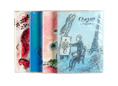trois cahiers sur lesquels figurent des dessins, posés sur une surface blanche