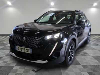 vue de face d'un SUV noir garé dans un garage
