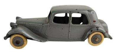 une petite voiture sur fond blanc, avec un fond blanc