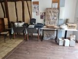une pièce où il y a beaucoup de meubles et de cartons par terre