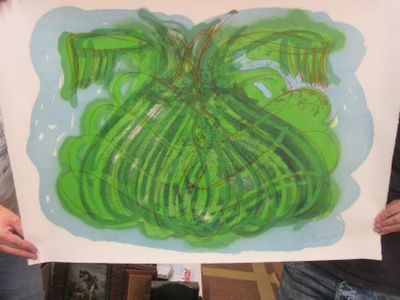 une personne tenant un tableau représentant une plante verte