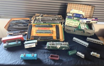 de nombreux types différents de petits trains exposés sur une table