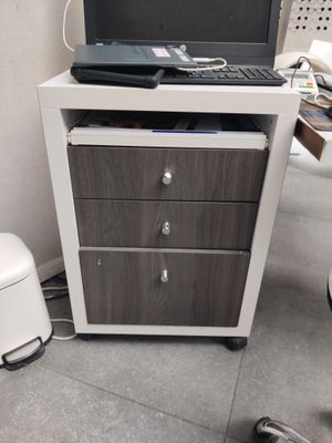 Cinq caissons à tiroirs dont quatre montés sur roulettes