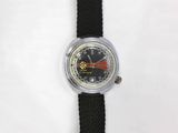 une image représentant une montre-bracelet avec un bracelet noir sur fond blanc