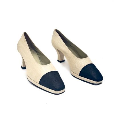 Dans le goût de CHANEL Paire de chaussures à talons en tissu…