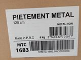 une boîte sur laquelle est apposée une étiquette portant la mention « piétement métallique »