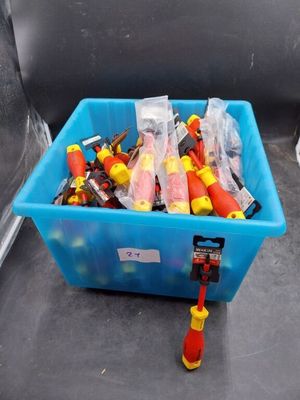 un bac bleu rempli d'outils divers, posé par terre