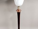 une image d'une lampe de table avec un abat-jour blanc