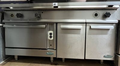 une grande cuisinière et un grand four en acier inoxydable dans une cuisine