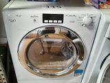un lave-linge et un sèche-linge dans une petite pièce