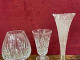 trois verres à vin posés sur une table, avec un mur rouge en arrière-plan