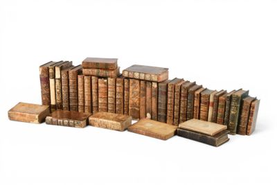 un grand nombre de livres empilés les uns sur les autres