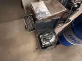une machine posée par terre à côté d'une canette de soda