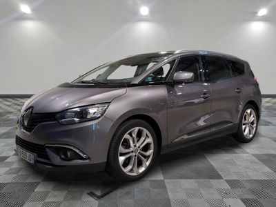 la voiture grise est garée sur un carrelage à carreaux