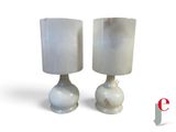 une paire de lampes de table en marbre blanc, chacune munie d'un abat-jour