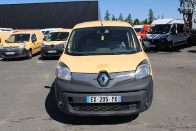 une camionnette jaune garée sur un parking avec d'autres voitures