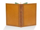 une image représentant un livre en cuir marron à la couverture verte