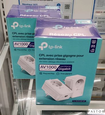 Deux boîtes d'adaptateurs secteur TP-Link sont exposées dans un magasin