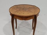 une image d'une petite table avec un plateau en bois