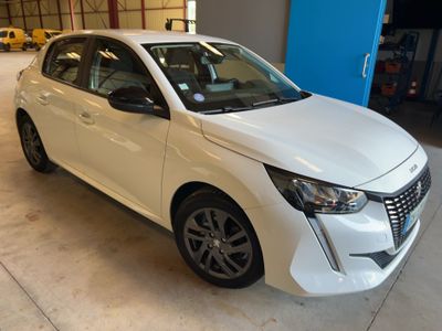 une voiture blanche garée dans un garage, avec un mur bleu en arrière-plan