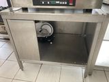 une machine posée sur le comptoir d'une cuisine