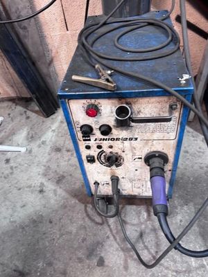 une machine posée sur le sol dans le garage