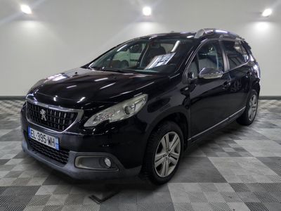 la voiture noire est garée sur un sol en damier dans le garage