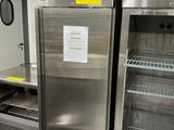 deux réfrigérateurs en acier inoxydable dans une grande cuisine