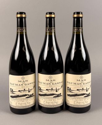 trois bouteilles de vin posées sur une table l'une à côté de l'autre