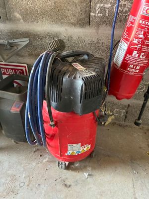 un extincteur rouge à côté d'une borne d'incendie rouge