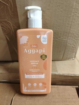 une photo d'un flacon de savon posé sur une boîte en carton