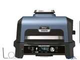 une photo d'un barbecue bleu et noir équipé d'une télécommande