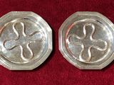 paire de dessous de verre plaqués argent sur fond de velours rouge