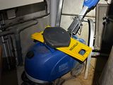 une machine bleue et jaune qui se trouve dans une pièce