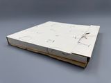 un livre blanc orné de dessins, posé sur une table