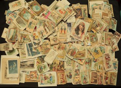 une pile de vieilles cartes postales sur une table