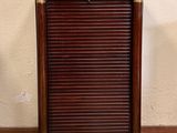 une armoire en bois surmontée de volets