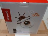 une boîte de café posée sur une table, avec une étiquette de prix dessus