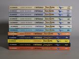 cinq livres empilés sur une table