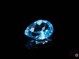 un diamant bleu sur fond noir