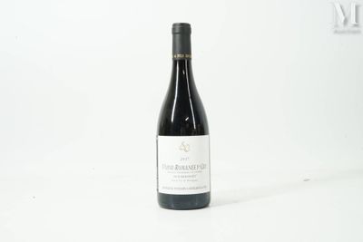 une bouteille de vin posée sur une table